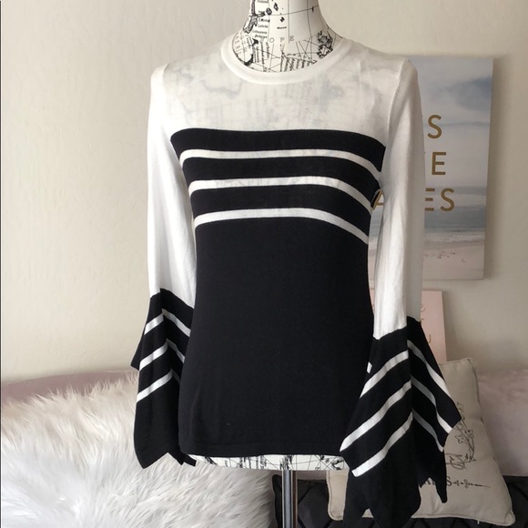 Vince Camuto Stunning Handkerchief Sleeve Top - Picture 3 of 4